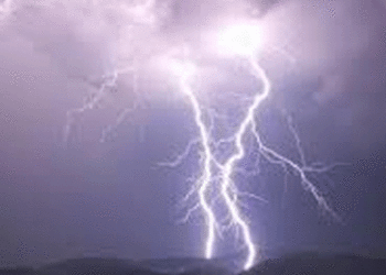 ടെറസില്‍ തുണി വിരിക്കാന്‍ പോയ യുവതിക്ക് മിന്നലില്‍ പൊള്ളലേറ്റു, ചികിത്സയില്‍