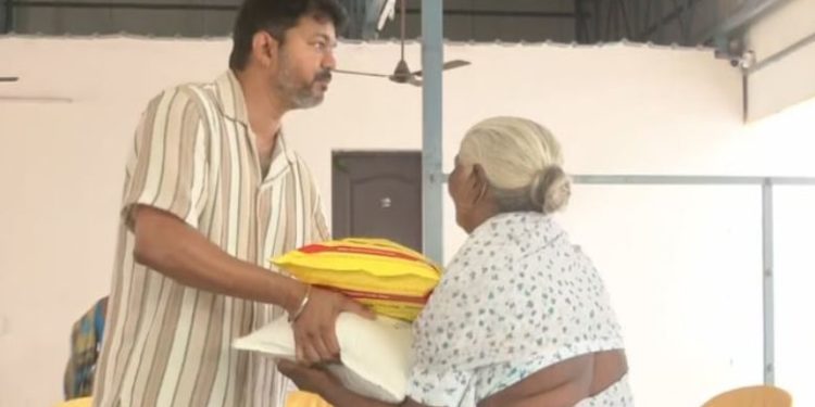 തമിഴ്‌നാട്ടിലെ പ്രളയബാധിത കുടുംബങ്ങൾക്ക് സഹായവുമായി വിജയ്