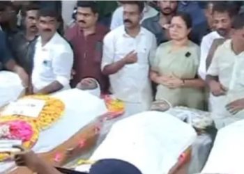 അവസാന യാത്രയിലും ഒരുമിച്ച്; യുവഡോകർമാർക്ക് കണ്ണീരോടെ വിട നൽകി ഉറ്റവരും നാടും