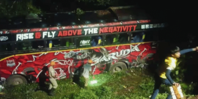 വൈത്തിരിയില് നിയന്ത്രണം വിട്ട് ടൂറിസ്റ്റ് ബസ് താഴ്ചയിലേക്ക് മറിഞ്ഞ് അപകടം: സ്കൂള് വിദ്യാര്ത്ഥികളടക്കം 14 പേര്ക്ക് പരിക്ക്