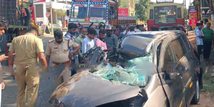 നിലമേലില്‍ കെഎസ്ആര്‍ടിസി ബസും കാറും കൂട്ടിയിടിച്ച് വന്‍ അപകടം; ബസ് ഡ്രൈവര്‍ കസ്റ്റഡിയില്‍