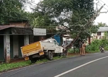 തൃശൂരില്‍ നിയന്ത്രണം വിട്ട പിക്കപ്പ് വാന്‍ വൈദ്യുതി പോസ്റ്റിലേക്ക് ഇടിച്ചുകയറി അപകടം: വന്‍ അപകടം ഒഴിവായത് തലനാരിഴയ്ക്ക്