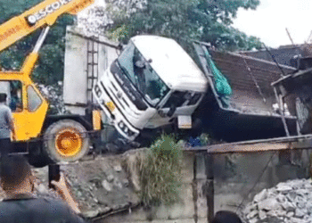 ലോഡ് കയറ്റുന്നതിനിടെ ടോറസ് ലോറി മറിഞ്ഞു;  വാഹനത്തിനടിയില്‍പെട്ട് ഡ്രൈവര്‍ മരിച്ചു