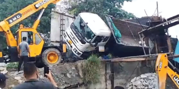 ലോഡ് കയറ്റുന്നതിനിടെ ടോറസ് ലോറി മറിഞ്ഞു;  വാഹനത്തിനടിയില്‍പെട്ട് ഡ്രൈവര്‍ മരിച്ചു