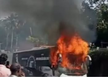 ഓടിക്കൊണ്ടിരുന്ന ടൂറിസ്റ്റ് ബസിന് തീപിടിച്ചു, യാത്രക്കാരെ സുരക്ഷിതമാക്കി ഡ്രൈവറുടെ സമയോജിത ഇടപെടൽ