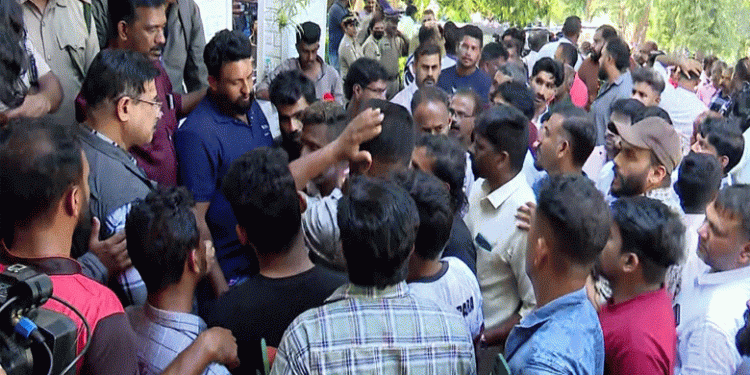 ‘കടുവയെ കൊല്ലാനാകില്ലെങ്കില്‍ ഞങ്ങളെ വെടിവെച്ചോളൂ’;  പഞ്ചാരക്കൊല്ലിയില്‍ നാട്ടുകാരുടെ പ്രതിഷേധം