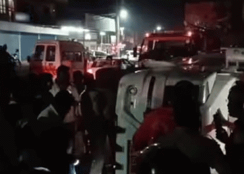 എറണാകുളത്ത് ട്രാവലര്‍ തലകീഴായി മറിഞ്ഞ് അപകടം: 10 പേര്‍ക്ക് പരിക്ക്