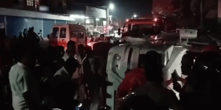 എറണാകുളത്ത് ട്രാവലര് തലകീഴായി മറിഞ്ഞ് അപകടം: 10 പേര്ക്ക് പരിക്ക്