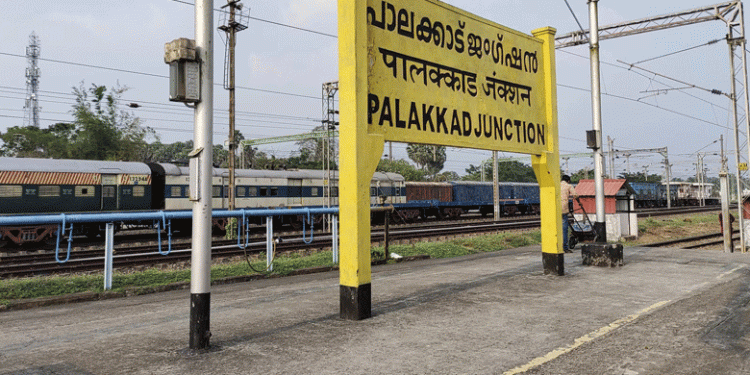 ബില്‍ പൈസ നല്‍കിയില്ല; പാലക്കാട് റെയില്‍വേ ഡിവിഷനിലെ കസേരയും മേശയും എസിയും കമ്പ്യൂട്ടറും ജപ്തി ചെയ്യാന്‍ കോടതി ഉത്തരവ്