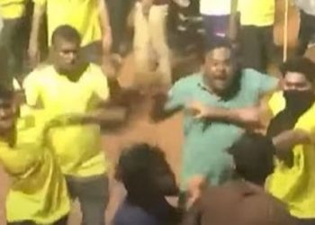 ഫുട്ബോള്‍ മത്സരത്തിനിടെ ആരാധകർ തമ്മിൽ കൂട്ടത്തല്ല്, പിന്നാലെ വീടിനു തീയിട്ടു