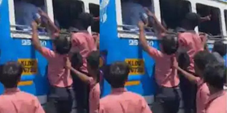 സ്കൂളിൽ വച്ചുണ്ടായ തർക്കത്തിൻ്റെ തുടർച്ച, നടുറോഡിൽ വച്ച് വിദ്യാർഥികൾ തമ്മിൽ കൂട്ടത്തല്ല്