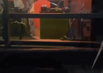 100 രൂപയ്ക്ക് മന്തി ആവശ്യപ്പെട്ട് ഹോട്ടലിലെത്തി, പിന്നാലെ കല്ലേറ്; ഭക്ഷണം കഴിച്ചു കൊണ്ടിരുന്ന യുവതിക്കും കുഞ്ഞിനും പരിക്ക്