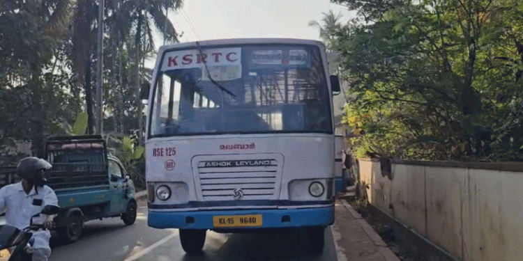 ഓടിക്കൊണ്ടിരിക്കുന്ന കെഎസ്ആര്‍ടിസി ബസില്‍ നിന്നും തെറിച്ചുവീണു; യുവതിക്ക് പരിക്ക്