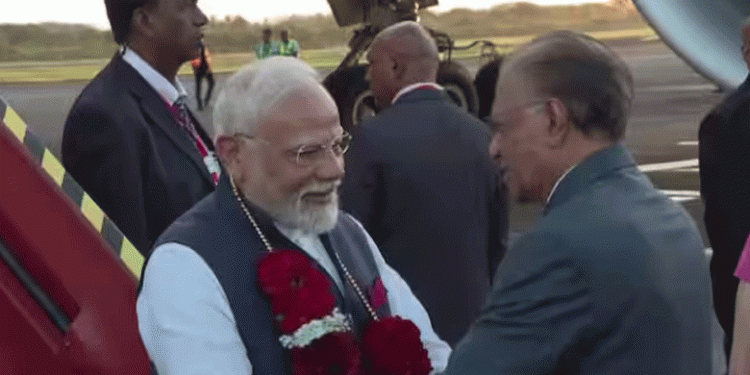 വിമാനത്താവളത്തില്‍ മോദിക്ക് ഊഷ്മള സ്വീകരണം; രണ്ട് ദിവസത്തെ സന്ദര്‍ശനത്തിനായി പ്രധാനമന്ത്രി മോദി മൗറീഷ്യസിലെത്തി