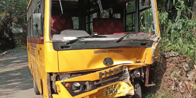 നിയന്ത്രണം വിട്ട സ്‌കൂള്‍ ബസ് മതിലില്‍ ഇടിച്ച് അപകടം, 3 പേര്‍ക്ക് പരിക്ക്