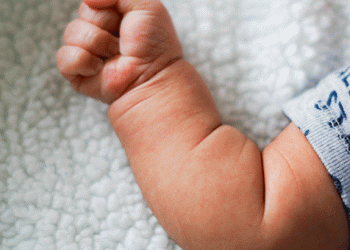 6മാസം പ്രായമുള്ള കുഞ്ഞിന് പ്രേതബാധയെന്ന് സംശയം; ബാധയൊഴിപ്പിക്കാന് തീയ്ക്ക് മുകളില് തല കീഴായി കെട്ടിയിട്ടു, കാഴ്ച നഷ്ടമായി