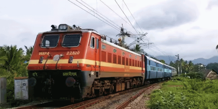 പാലക്കാട് ട്രെയിന്‍ തട്ടി അച്ഛനും രണ്ട് വയസുള്ള കുഞ്ഞും മരിച്ചു