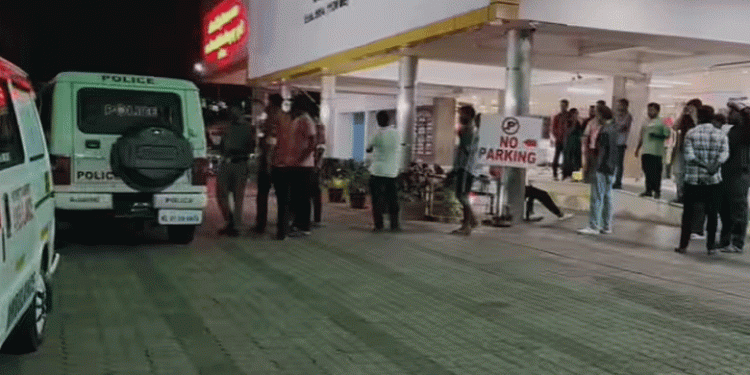 വാഹനം ജനക്കൂട്ടത്തിലേക്ക് ഇടിച്ചുകയറി, ഉത്സവം കണ്ട് മടങ്ങിയ അമ്മക്കും മകള്ക്കും ദാരുണാന്ത്യം: ഡ്രൈവര് ഓടി രക്ഷപ്പെട്ടു