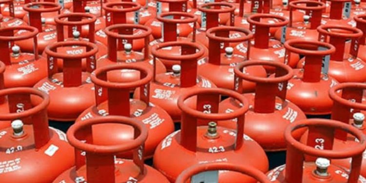 വാണിജ്യ ആവശ്യങ്ങൾക്കുള്ള ഗ്യാസ് സിലണ്ടറുകളുടെ വില കുറച്ചു