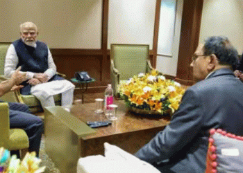 സൗദി സന്ദര്ശനം വെട്ടിച്ചുരുക്കി മോദി തിരിച്ചെത്തി; വിമാനത്താവളത്തില് അടിയന്തര യോഗം