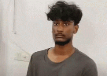 പൊതുസ്ഥലത്ത് സിഗിരറ്റ് വലിച്ചത് വിലക്കി, പോലീസുകാരെ പിന്തുടര്‍ന്ന് വാഹനം തടഞ്ഞ് ഹെല്‍മറ്റ് കൊണ്ട് തല്ലി വിദ്യാര്‍ത്ഥി