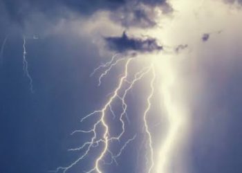 കുടുംബാംഗങ്ങൾക്കൊപ്പം വീട്ടിനുള്ളിൽ ഇരിക്കവെ ഇടിമിന്നലേറ്റു, 20കാരന് ദാരുണാന്ത്യം