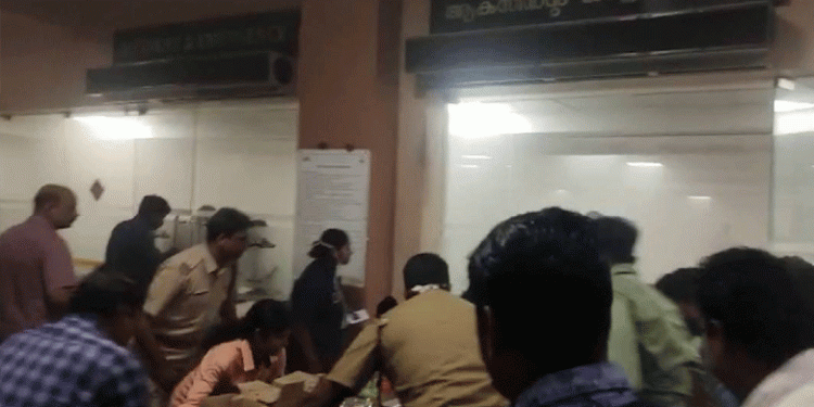 ‘മെഡിക്കൽ കോളേജിൽ പുക ഉയർന്നത് ബാറ്ററികൾ കത്തിയതോടെ’;  ഫയർഫോഴ്‌സ്