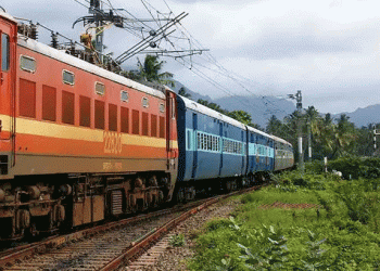 ട്രെയിനിന്റെ വാതിലിന് സമീപം നിന്ന് യാത്ര ചെയ്യുകയായിരുന്ന യുവാവ് ട്രാക്കിലേക്ക് വീണു, ഇടതു കൈയറ്റു