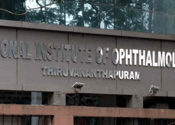 ഇടതുകണ്ണിന് ചികിത്സ തേടിയെത്തി, കുത്തിവെയ്പെടുത്തത് സ്ത്രീയുടെ വലതുകണ്ണിന്, ഡോക്ടർക്കെതിരെ നടപടി