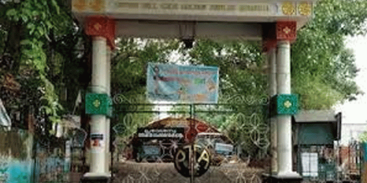 ദേശീയഗാനം ആലപിക്കുന്നതിനിടെ പുറത്തിറങ്ങി, വിദ്യാര്ത്ഥിനികളെ ക്ലാസില് പൂട്ടിയിട്ട് ഏത്തമിടിയിച്ച് അധ്യാപിക; പരാതി