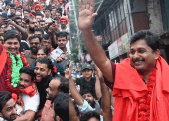 ‘നാടിന് വേണ്ടി ജനം മത്സരിക്കുന്ന തിരഞ്ഞെടുപ്പാണിത്, ജനവിരുദ്ധ ശക്തികള്‍ക്ക് എതിരെയാണ് അവരുടെ പോരാട്ടം’ ; ശ്രദ്ധേയമായി എം സ്വരാജിന്റെ കുറിപ്പ്