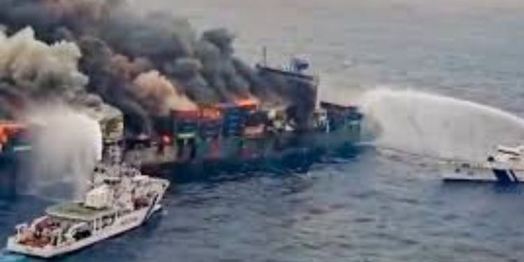തീപിടുത്തമുണ്ടായ കപ്പലിനെ നിയന്ത്രണ വിധേയമാക്കി, തീ അണക്കാനുള്ള ശ്രമം തുടരുന്നു