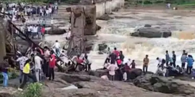 ഇന്ദ്രയാനി നദിക്ക് കുറുകയുള്ള പാലം തകർന്നു വീണു, 6 മരണം, നിരവധിപേർ ഒഴുക്കിൽപ്പെട്ടു
