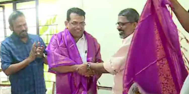 പാലക്കാട് കോൺഗ്രസ് മണ്ഡലം പ്രസിഡൻ്റും പ്രവർത്തകരും സിപിഎമ്മിൽ ചേർന്നു, പാർട്ടിക്ക് വൻതിരിച്ചടി