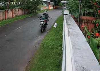 ബൈക്കിലെത്തി മാലിന്യം വലിച്ചെറിഞ്ഞു, സിസിടിവിയില് കുടുങ്ങി യുവാക്കള്, 4000 രൂപ പിഴയിട്ട് നഗരസഭ, വീട്ടുകാര്ക്ക് പാരിതോഷികം