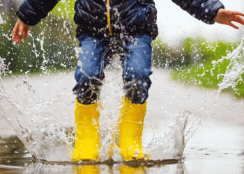 മഴയത്ത് കളിക്കാന് പോകണമെന്ന് വാശിപിടിച്ച പത്തുവയസുകാരനെ അച്ഛന് കുത്തിക്കൊന്നു