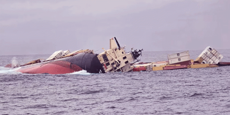 കൊച്ചി തീരത്തെ കപ്പല് അപകടം; 48 മണിക്കൂറിനുള്ളില് എണ്ണ ചോര്ച്ച നീക്കുന്നതിനുള്ള നടപടി തുടങ്ങണം: കമ്പനിക്ക് നോട്ടീസ് അയച്ച് ഷിപ്പിംഗ് മന്ത്രാലയം