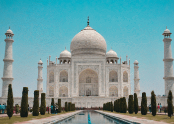 താഴികക്കുടത്തിൽ വിള്ളൽ, താജ്മഹലില് ചോര്ച്ച കണ്ടെത്തി
