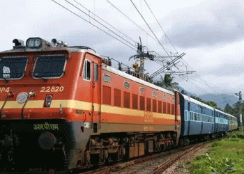 റെയില്‍വെ സ്റ്റേഷനില്‍ വെച്ച് ട്രെയിനിന് മുന്നില്‍ ചാടി 71കാരന്‍ ജീവനൊടുക്കി