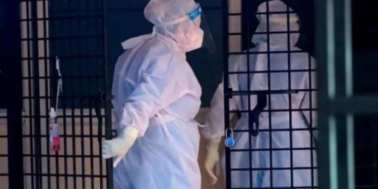 ആരോഗ്യ നില അതീവഗുരുതരം, നിപ ബാധിച്ച പാലക്കാട് സ്വദേശിനിയെ കോഴിക്കോട് മെഡിക്കൽ കോളജിലേക്ക് മാറ്റി