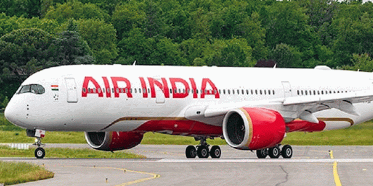 ഡല്‍ഹിയില്‍ ലാന്‍ഡ് ചെയ്തതിന് പിന്നാലെ എയര്‍ ഇന്ത്യ വിമാനത്തില്‍ തീപിടിച്ചു; യാത്രക്കാരും ജീവനക്കാരും സുരക്ഷിതര്‍