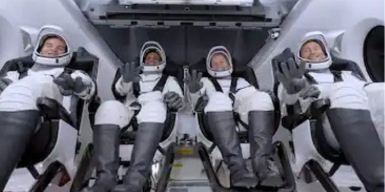 ബഹിരാകാശ ദൗത്യം പൂർത്തിയാക്കി, ഭൂമിയിലേക്ക് തിരിച്ചെത്തി ശുഭാംശു ശുക്ല, അഭിമാന നിമിഷം