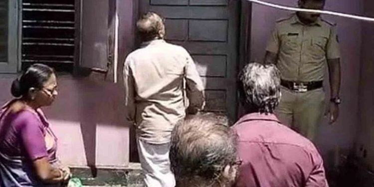 വയോധിക വീടിനുമുന്നില് ഷോക്കേറ്റ് മരിച്ച നിലയിൽ, ഇലക്ട്രിക്ക് ലൈന് കയ്യില് കുരുങ്ങിയ അവസ്ഥയിൽ