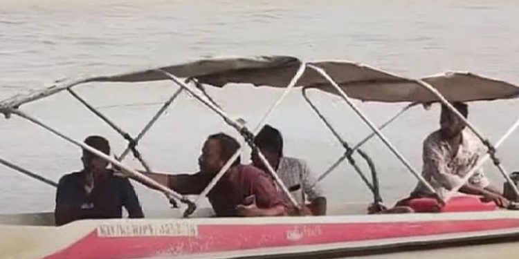 വൈക്കത്ത് 30 പേരുമായി പോയ വള്ളം മറിഞ്ഞ് അപകടം, ഒരാളെ കാണാതായി