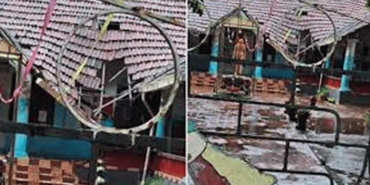 ആലപ്പുഴയില്‍ യുപി സ്‌കൂള്‍ കെട്ടിടത്തിന്റെ മേല്‍ക്കൂര തകര്‍ന്നുവീണു, വന്‍ അപകടം ഒഴിവായത് അവധിയായതിനാല്‍, ക്ലാസുകള്‍ നടക്കാത്ത കെട്ടിടമെന്ന് പ്രധാനാധ്യാപകന്‍, തള്ളി വിദ്യാര്‍ത്ഥികള്‍