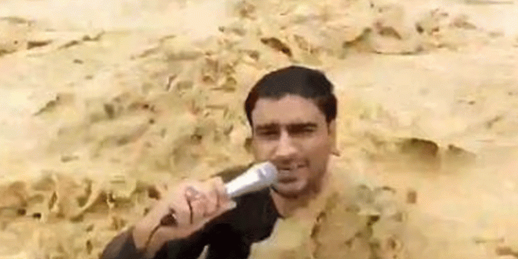 കഴുത്തറ്റം വെള്ളത്തില്‍ നിന്നുകൊണ്ട് ലൈവ് റിപ്പോര്‍ട്ടിങ്, പാക് മാധ്യമ പ്രവര്‍ത്തകന്‍ ഒലിച്ച് പോയി, വീഡിയോ