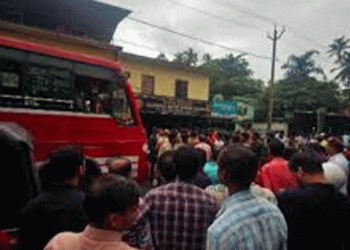 പേരാമ്പ്രയില്‍ സ്വകാര്യ ബസിന്റെ മരണപ്പാച്ചില്‍, ബസിടിച്ച് തെറിച്ച് വീണ യുവാവിന്റെ തലയിലൂടെ ടയര്‍ കയറിയിറങ്ങി, ദാരുണാന്ത്യം