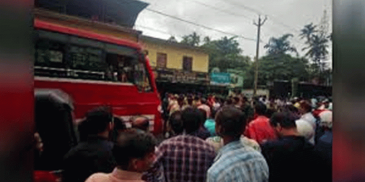 പേരാമ്പ്രയില് സ്വകാര്യ ബസിന്റെ മരണപ്പാച്ചില്, ബസിടിച്ച് തെറിച്ച് വീണ യുവാവിന്റെ തലയിലൂടെ ടയര് കയറിയിറങ്ങി, ദാരുണാന്ത്യം