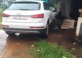 നിയന്ത്രണം വിട്ട കാർ ഇലക്ട്രിക് പോസ്റ്റും വീടിന്റെ ചുറ്റുമതിലും ഇടിച്ചു തകർത്തു, സംഭവം എടവണ്ണയിൽ