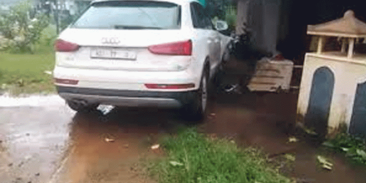 നിയന്ത്രണം വിട്ട കാർ ഇലക്ട്രിക് പോസ്റ്റും വീടിന്റെ ചുറ്റുമതിലും ഇടിച്ചു തകർത്തു, സംഭവം എടവണ്ണയിൽ